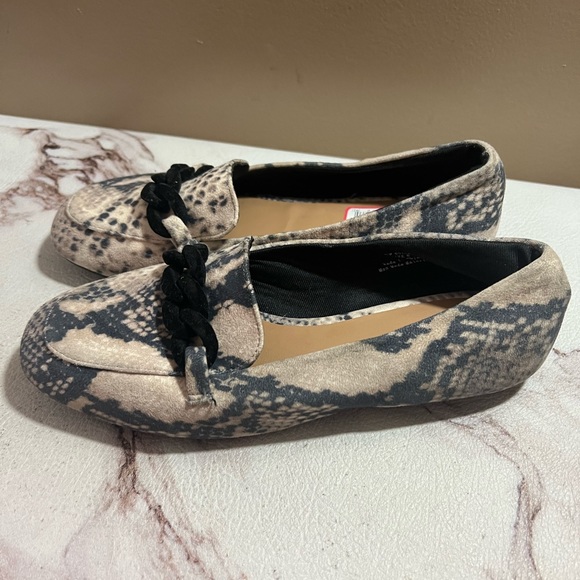 Journey + Crew Women’s 8  Slip On Flat Shoes Loafers Animal Print Comfort - Picture 5 of 10